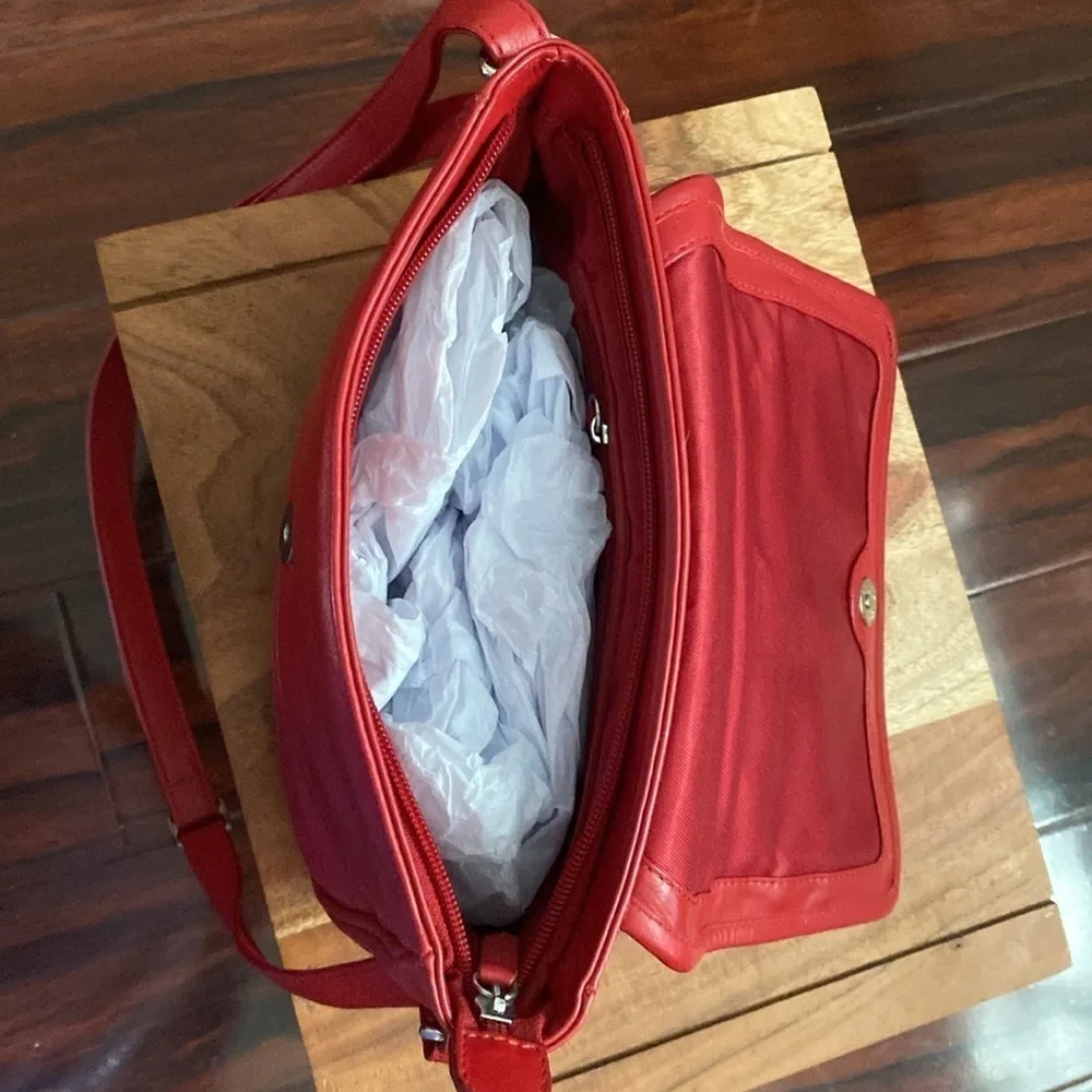 ili New York  Genuine Leather Zip Top Hobo Bag NWOT